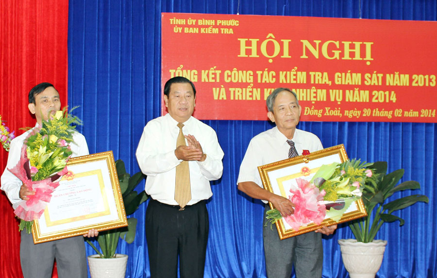 Giải quyết dứt điểm c&aacute;c đơn thư khiếu nại, tố c&aacute;o li&ecirc;n quan đến c&ocirc;ng t&aacute;c c&aacute;n bộ