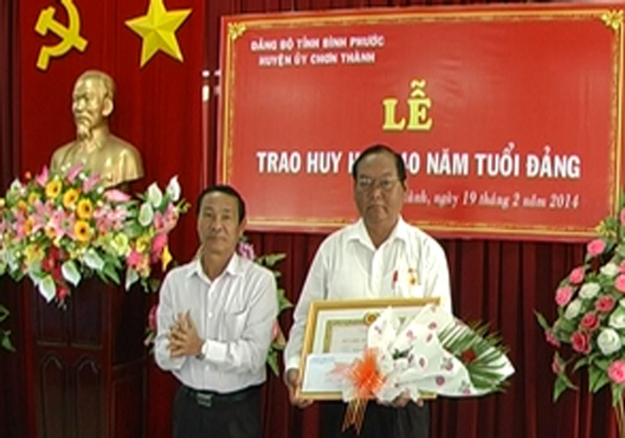 Trao Huy hiệu 40 năm tuổi đảng cho đồng ch&iacute; L&acirc;m Du