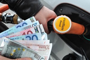 Giá dầu xuống dưới 100 USD mỗi thùng do đồng USD mạnh