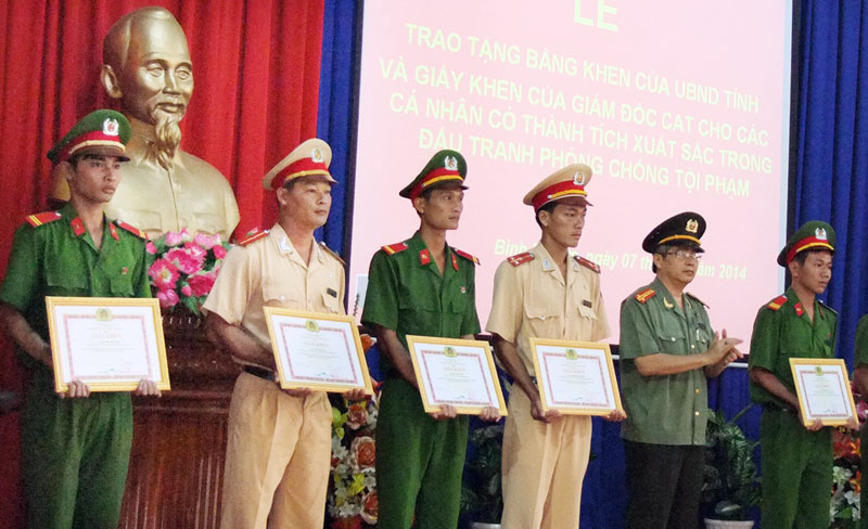 Khen thưởng c&aacute;n bộ, chiến sĩ bắt đối tượng t&agrave;ng trữ chất ma t&uacute;y