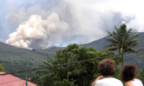 Indonesia: Núi lửa nổi cơn thịnh nộ, phụt khói 3.500m 
