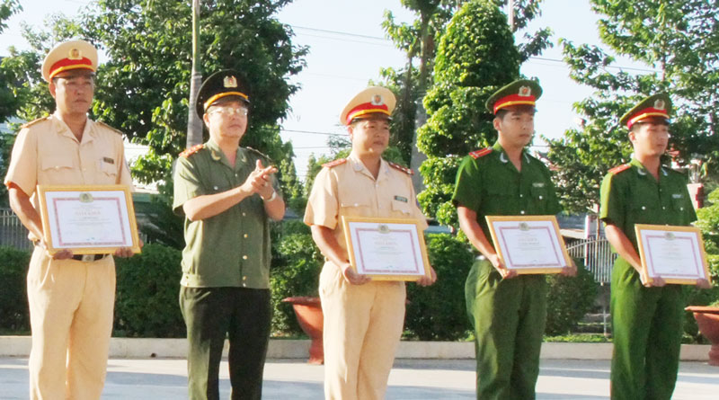 33 tập thể, 82 c&aacute;n bộ, chiến sĩ được khen thưởng trong qu&yacute; 1