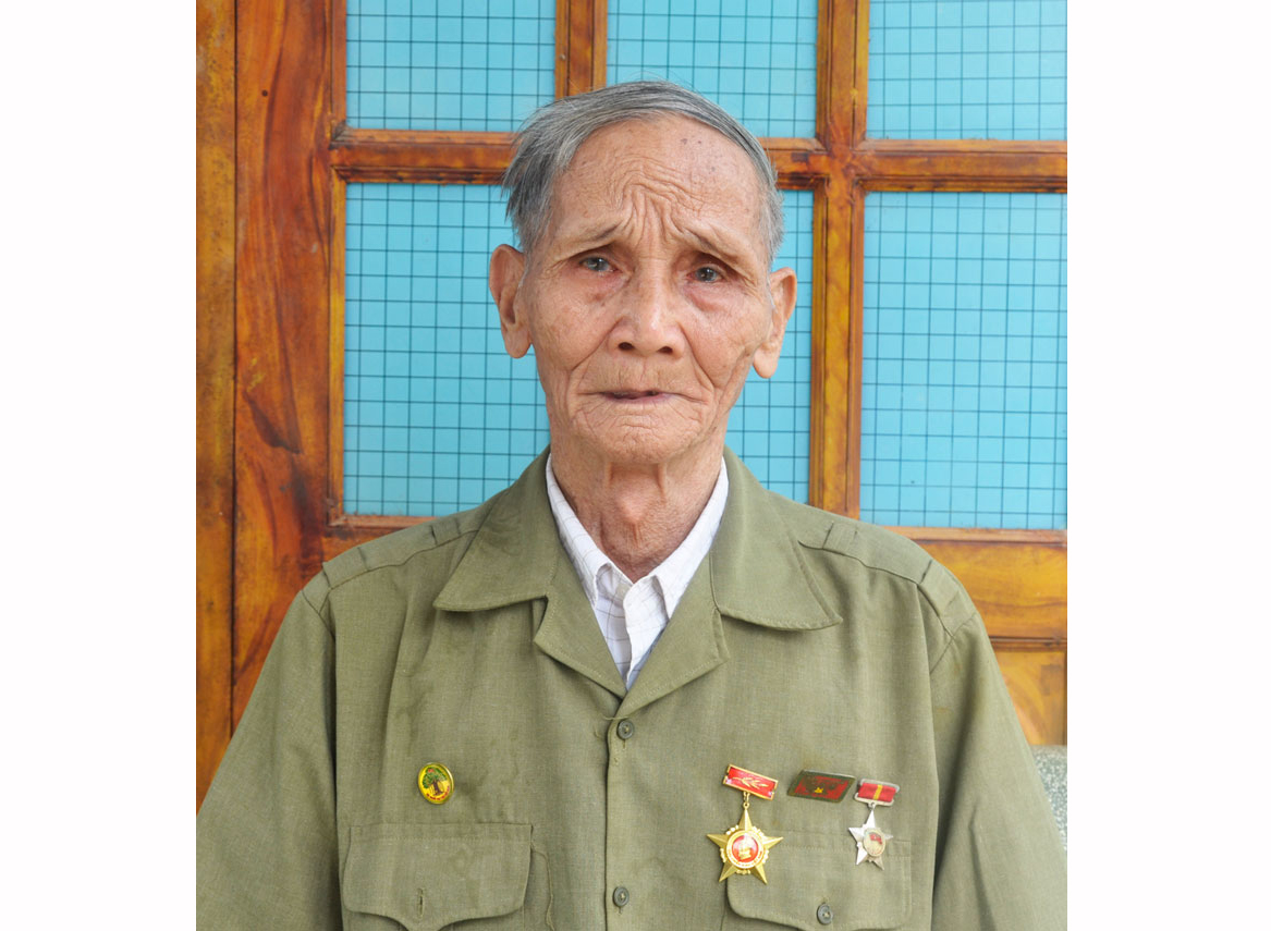 Được đại tướng tặng thưởng hu&acirc;n chương