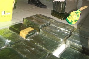 Bắt 2 người vận chuyển 19 b&aacute;nh heroin, 3.000 vi&ecirc;n ma t&uacute;y