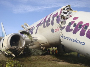 Video, hình ảnh máy bay chở 140 khách gãy đôi