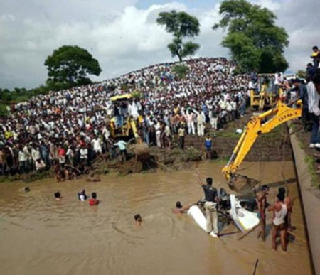 Ấn Độ: Xe buýt lao xuống sông, 26 người chết 