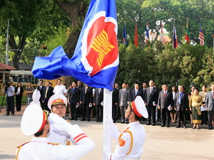 Tổ chức lễ k&eacute;o cờ của ASEAN v&agrave; Quốc kỳ Việt Nam