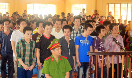 28 thanh ni&ecirc;n đập ph&aacute; trụ sở c&ocirc;ng an B&ugrave; Đốp l&atilde;nh &aacute;n 563 th&aacute;ng t&ugrave;