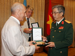 Cựu binh Nga, Ukraine v&agrave; Belarus thăm Việt Nam