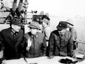 Đại tướng V&otilde; Nguy&ecirc;n Gi&aacute;p với Hải qu&acirc;n Việt Nam 