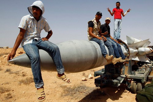 Quân của ông Gaddafi được gia hạn đầu hàng