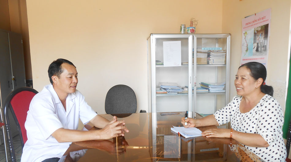 B&aacute;c sĩ Vũ Ngọc T&aacute;m v&agrave; cuộc chiến với hủ tục