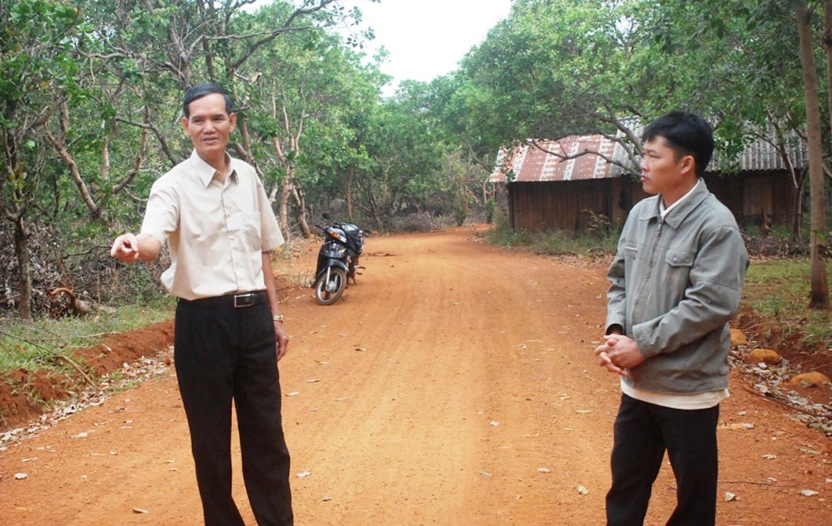 Người cao tuổi n&ecirc;u gương s&aacute;ng trong x&acirc;y dựng n&ocirc;ng th&ocirc;n mới