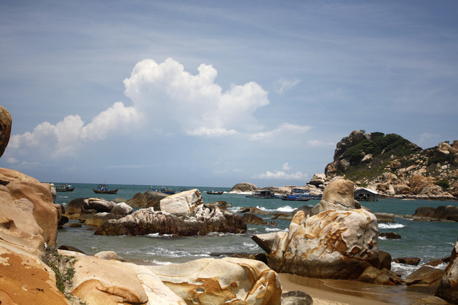 Bãi đá trắng có hình thù kỳ lạ ở biển Kê Gà