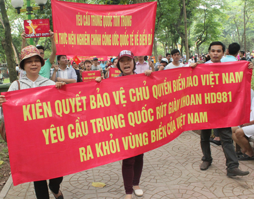 Chùm ảnh: Hàng chục ngàn người tuần hành phản đối Trung Quốc xâm phạm chủ quyền Việt Nam