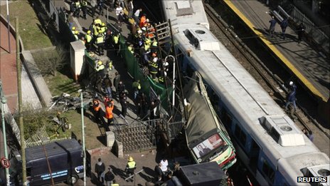 Tàu hỏa đụng xe buýt, 11 người chết, 212 người bị thương