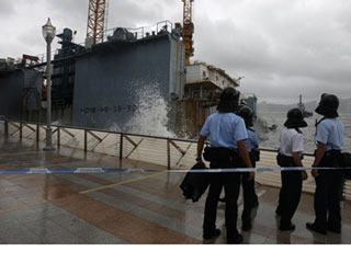 Hồng Kông “tê liệt” vì bão Nesat