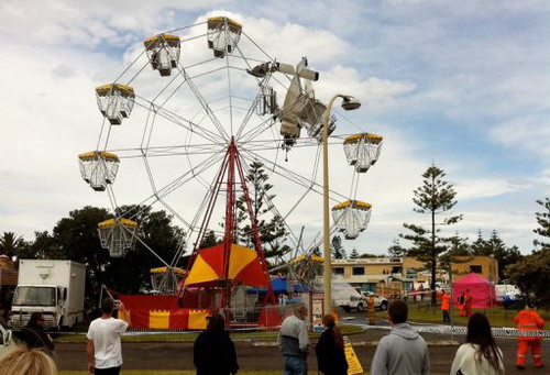 Máy bay đâm vào vòng đu quay