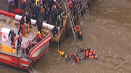 Trực thăng lao xuống sông ở New York