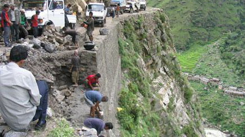 Nepal: xe buýt lao xuống núi, 41 người chết