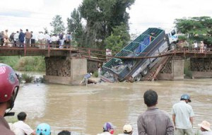 Cầu bất ngờ sập, gần 100 người thương vong  