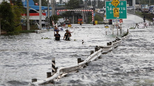 Lũ tràn vào Bangkok, sân bay đóng cửa