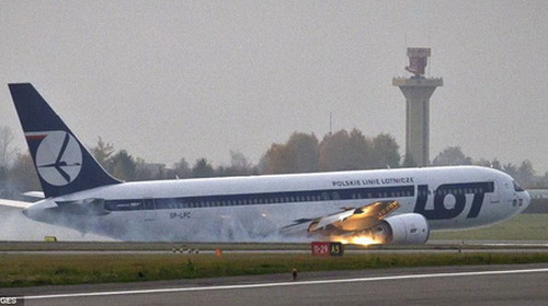 Máy bay hạ cánh bằng bụng, 231 người thoát chết