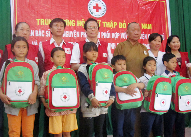 400 người dân và học sinh nghèo được khám bệnh, tặng quà