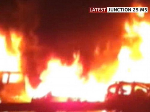 Cận cảnh tai nạn kinh hoàng trên đường cao tốc