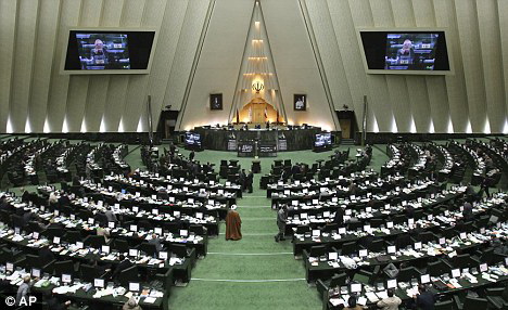 Quốc hội Iran hạ cấp quan hệ ngoại giao với Anh