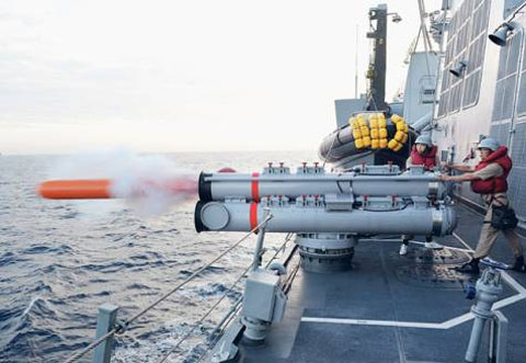 Tàu chiến Hàn Quốc tập trận bắn đạn thật