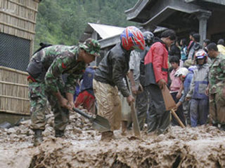 Lở đất kinh hoàng tại Indonesia