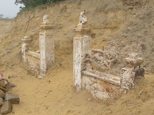 Đền cổ vùi trong cát có nhiều hiện vật thời Nguyễn