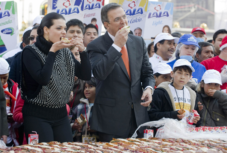 Chiếc bánh ngọt khổng lồ nặng hơn 9 tấn 