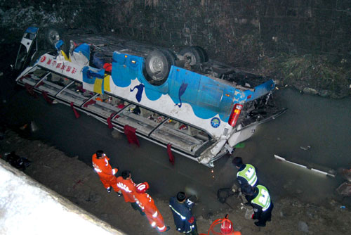 Xe khách lật, 18 người chết