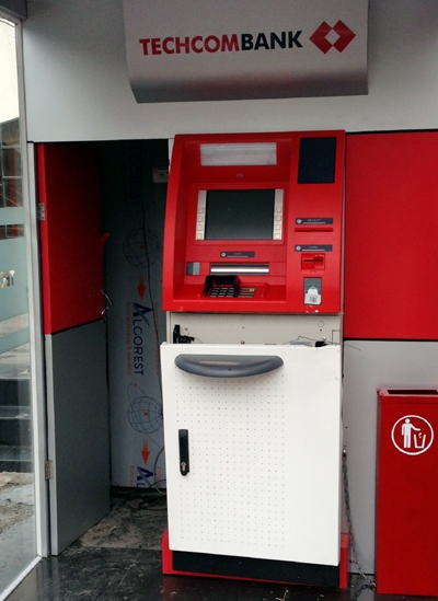 Lợi dụng mưa b&atilde;o, ph&aacute; c&acirc;y ATM lấy k&eacute;t tiền