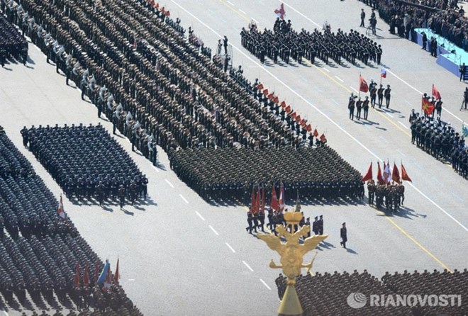 Dàn vũ khí hiện đại của Nga diễu qua Quảng trường Đỏ