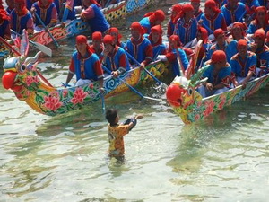 Khai mạc lễ hội đua thuyền truyền thống ở Lý Sơn