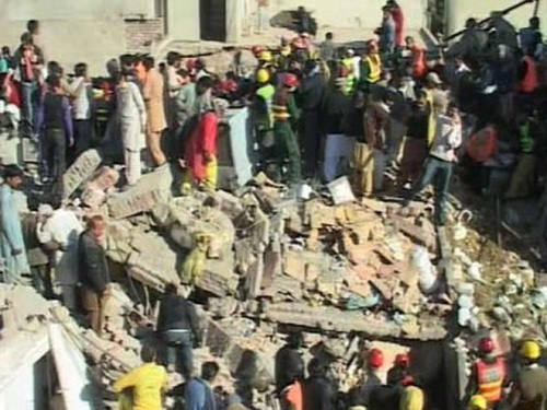 Sập nhà, chôn vùi hàng chục người