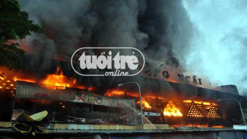 Toàn bộ chợ Quảng Ngãi cháy rụi 