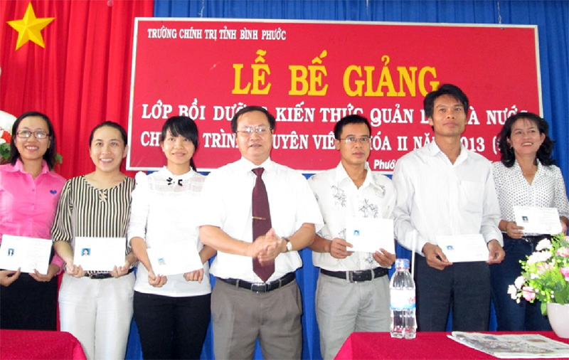 59 học vi&ecirc;n nhận chứng chỉ chuy&ecirc;n vi&ecirc;n quản l&yacute; nh&agrave; nước