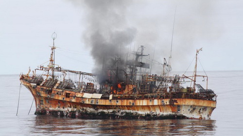 Mỹ bắn chìm “con tàu ma” Nhật Bản