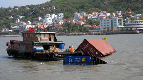 Va chạm trên biển, tàu chở container bị chìm