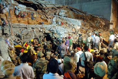 Ấn Độ cứu sống 60 người mắc kẹt trong nhà đổ sập