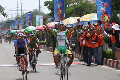 Cuộc đua xe đạp Cúp truyền hình TPHCM 2012: Quốc Việt giành lại áo vàng