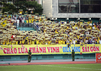Fan Sông Lam náo loạn sân Thống Nhất
