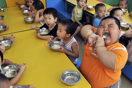 Cậu bé 3 tuổi nặng 60kg 