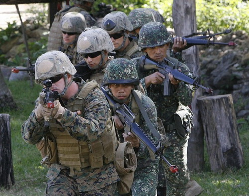 Mỹ - Philippines tập tái chiếm dàn khoan dầu khí