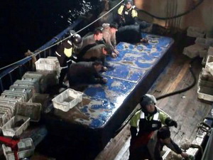 Hàn Quốc công bố ảnh bắt 9 ngư dân Trung Quốc