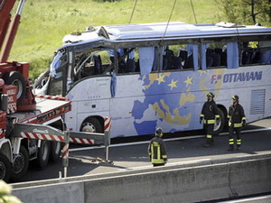 Tai nạn xe buýt tại Italy làm 5 cựu cảnh sát tử vong